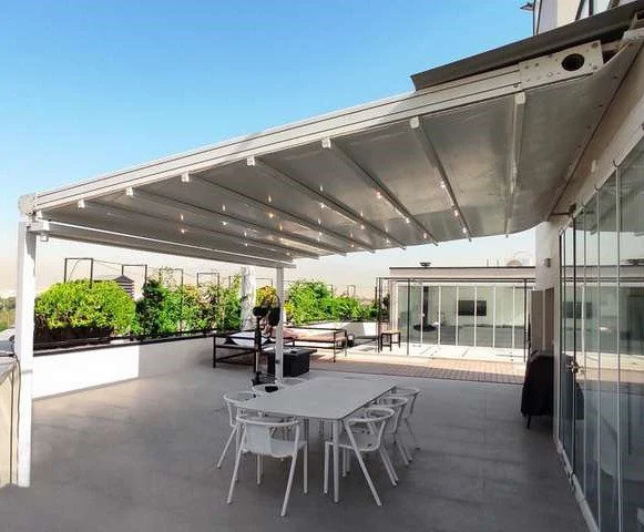 Types of electric terrace awnings in terms of mobility