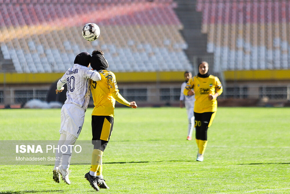 تقسیم امتیازات در داربی فوتبال زنان/ دختران انزلی صعود کردند